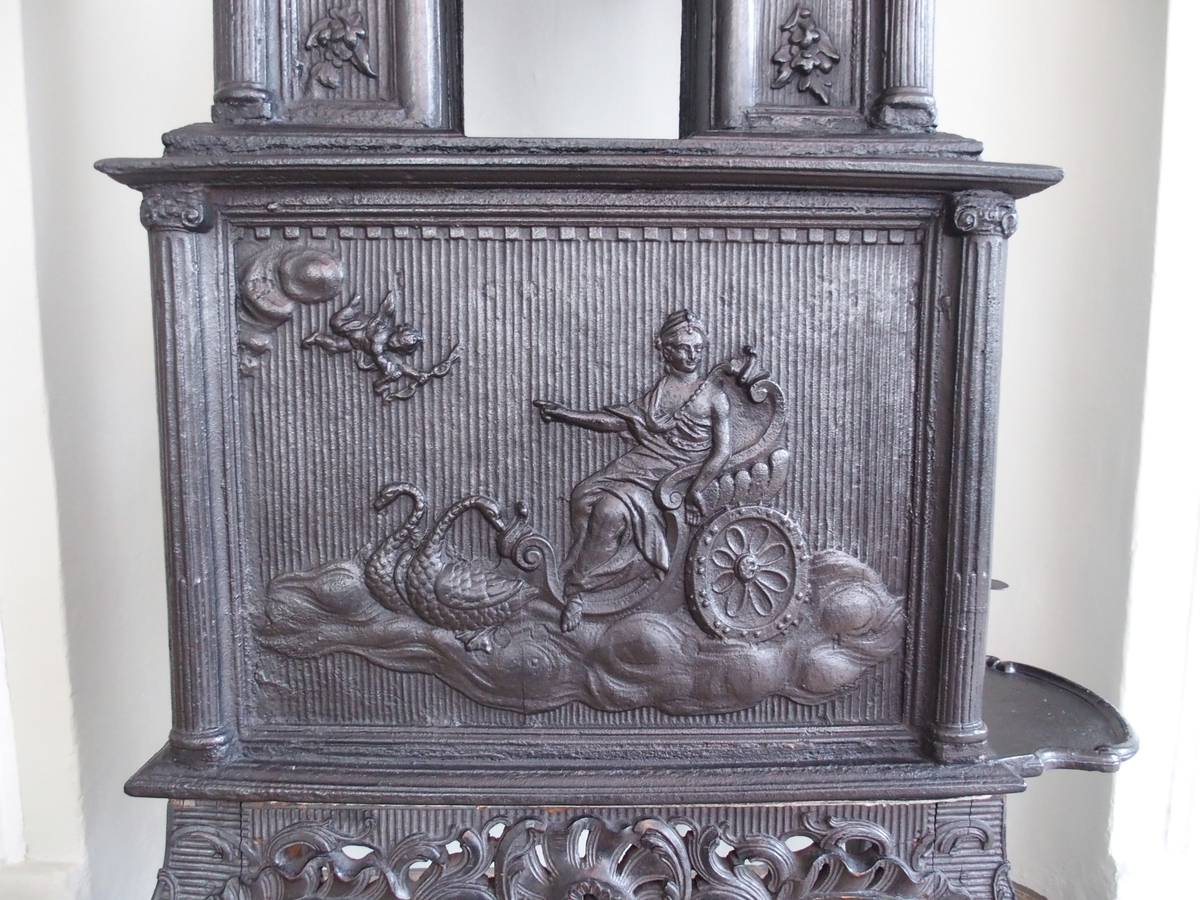 Venus i vogn trukket av to svaner. Amoriner, blomster, brennende alter, kartusjer og rocailler.