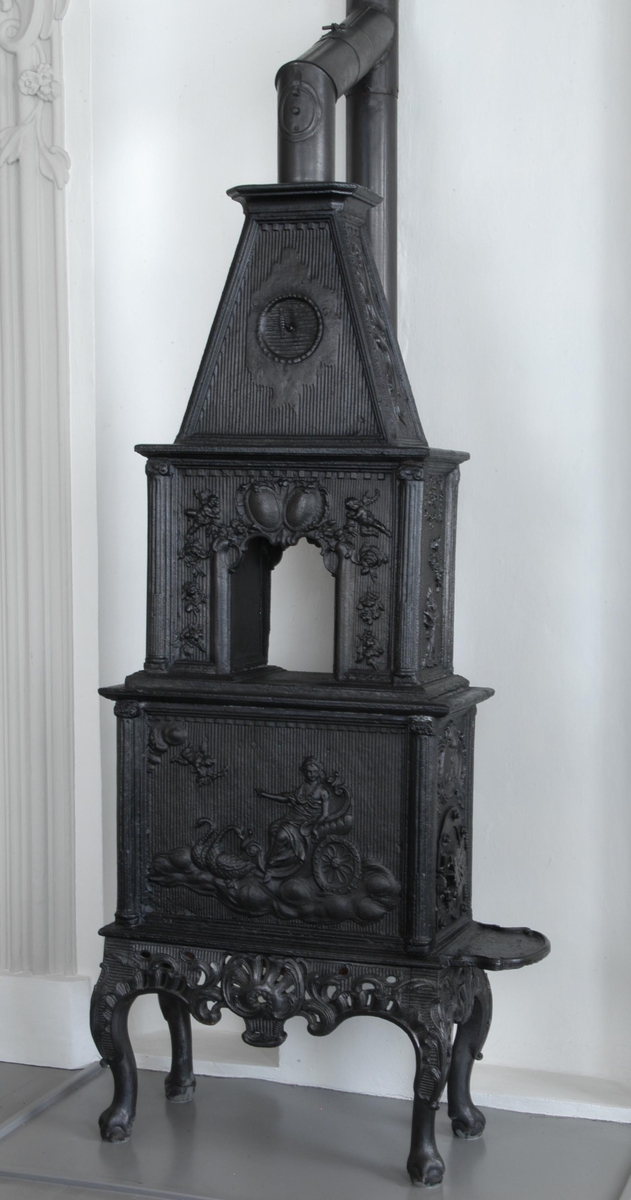 Venus i vogn trukket av to svaner. Amoriner, blomster, brennende alter, kartusjer og rocailler.