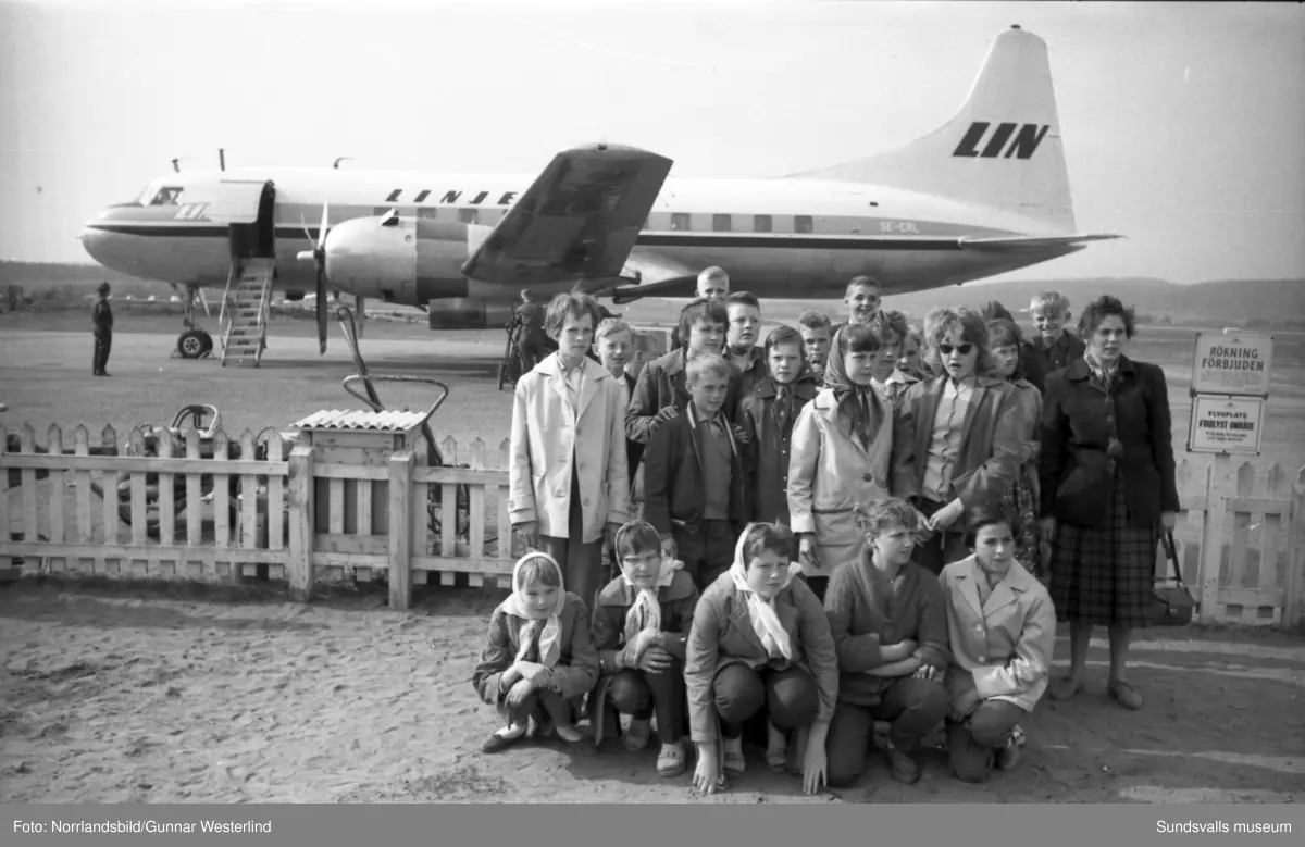 En skolklass gör en äventyrlig klassresa, tar flyget från Midlanda till Östersund.