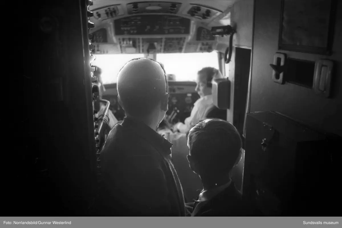 En skolklass gör en äventyrlig klassresa, tar flyget från Midlanda till Östersund.