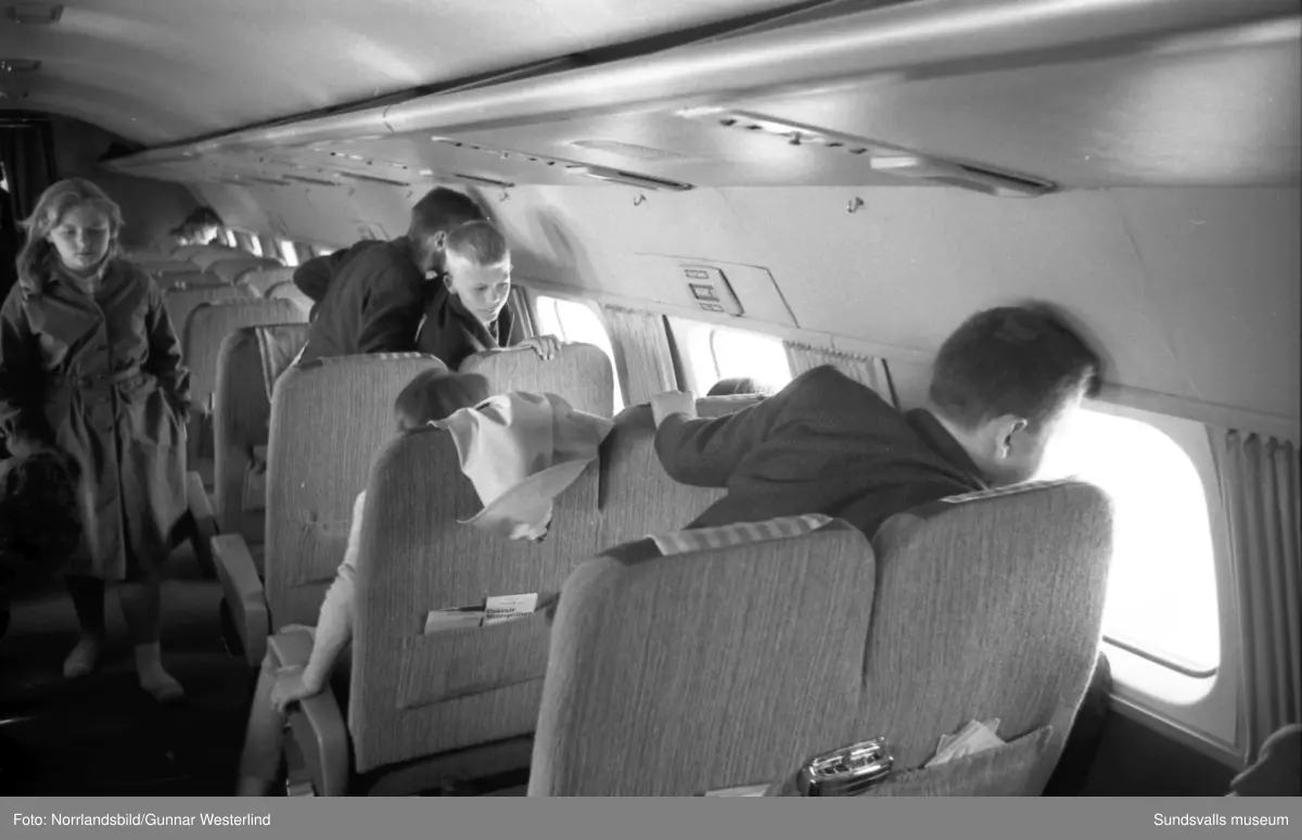 En skolklass gör en äventyrlig klassresa, tar flyget från Midlanda till Östersund.