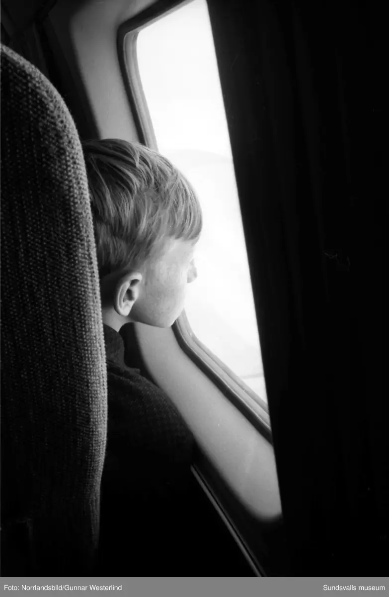En skolklass gör en äventyrlig klassresa, tar flyget från Midlanda till Östersund.