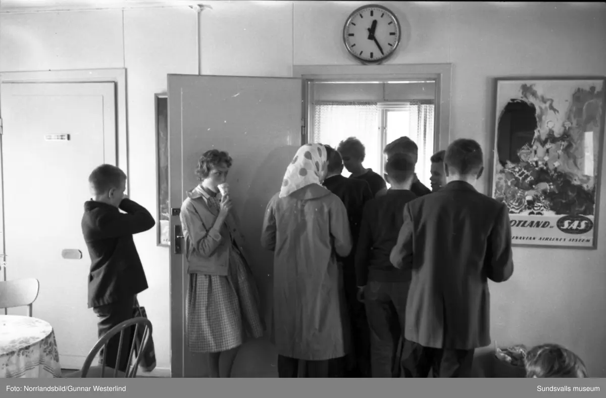 En skolklass gör en äventyrlig klassresa, tar flyget från Midlanda till Östersund.