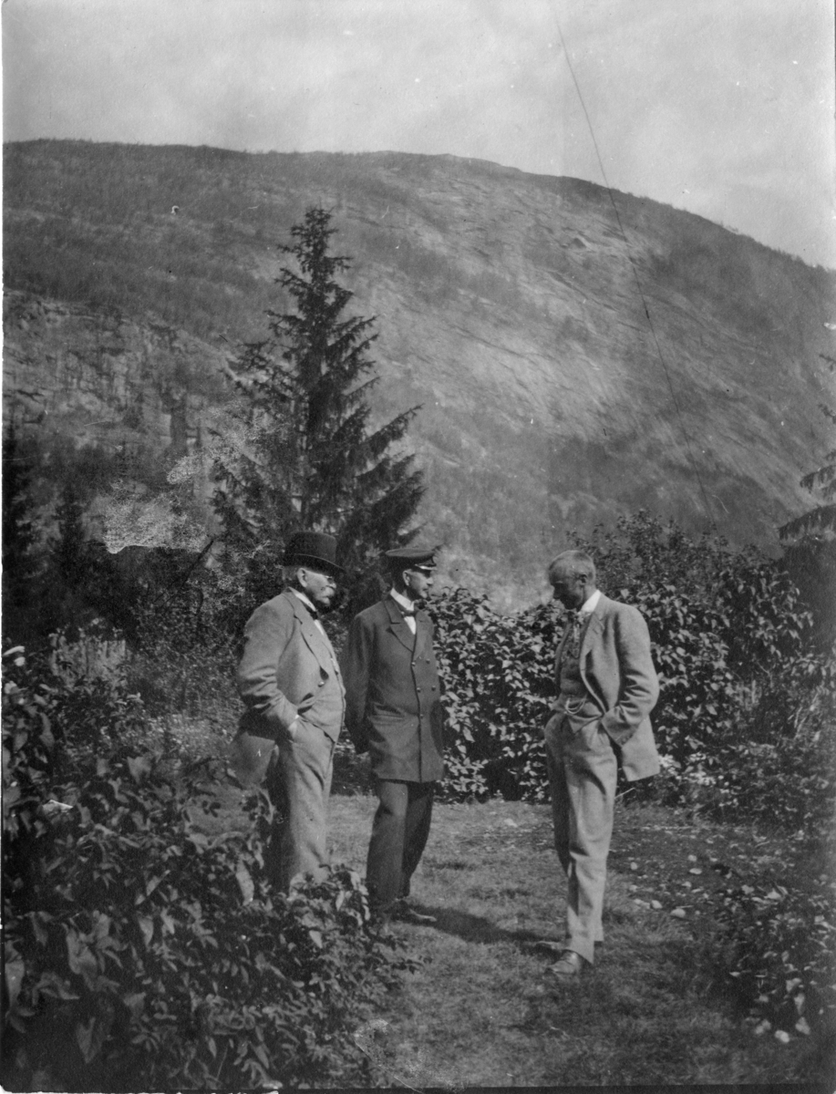 Fotoarkivet etter Gunnar Knudsen. Tre menn fotografert i "Seterdalen" 1917.