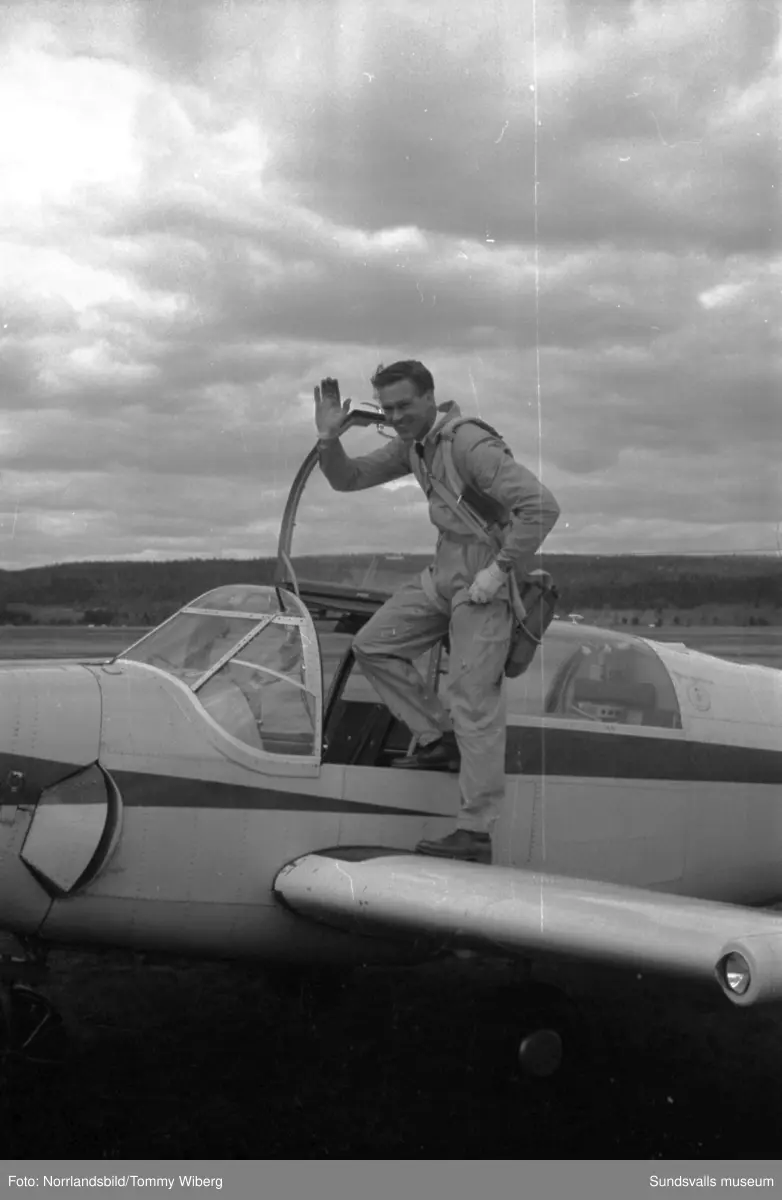 Full aktivitet på Midlandas flygdag. Bland annat publikbilder, raketuppskjutning (!), flyguppvisning, fallskärmshopp och polisryttare.  Här syns också den nybyggda terminalbyggnaden.