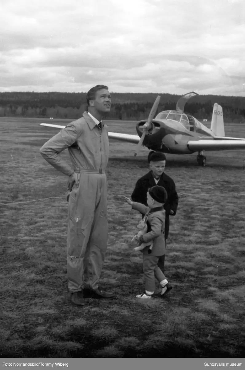 Full aktivitet på Midlandas flygdag. Bland annat publikbilder, raketuppskjutning (!), flyguppvisning, fallskärmshopp och polisryttare.  Här syns också den nybyggda terminalbyggnaden.