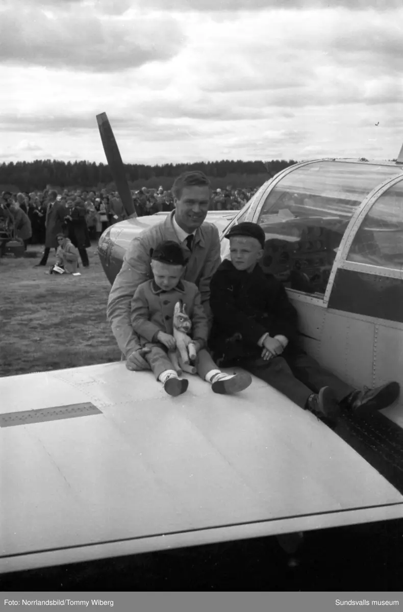 Full aktivitet på Midlandas flygdag. Bland annat publikbilder, raketuppskjutning (!), flyguppvisning, fallskärmshopp och polisryttare.  Här syns också den nybyggda terminalbyggnaden.
