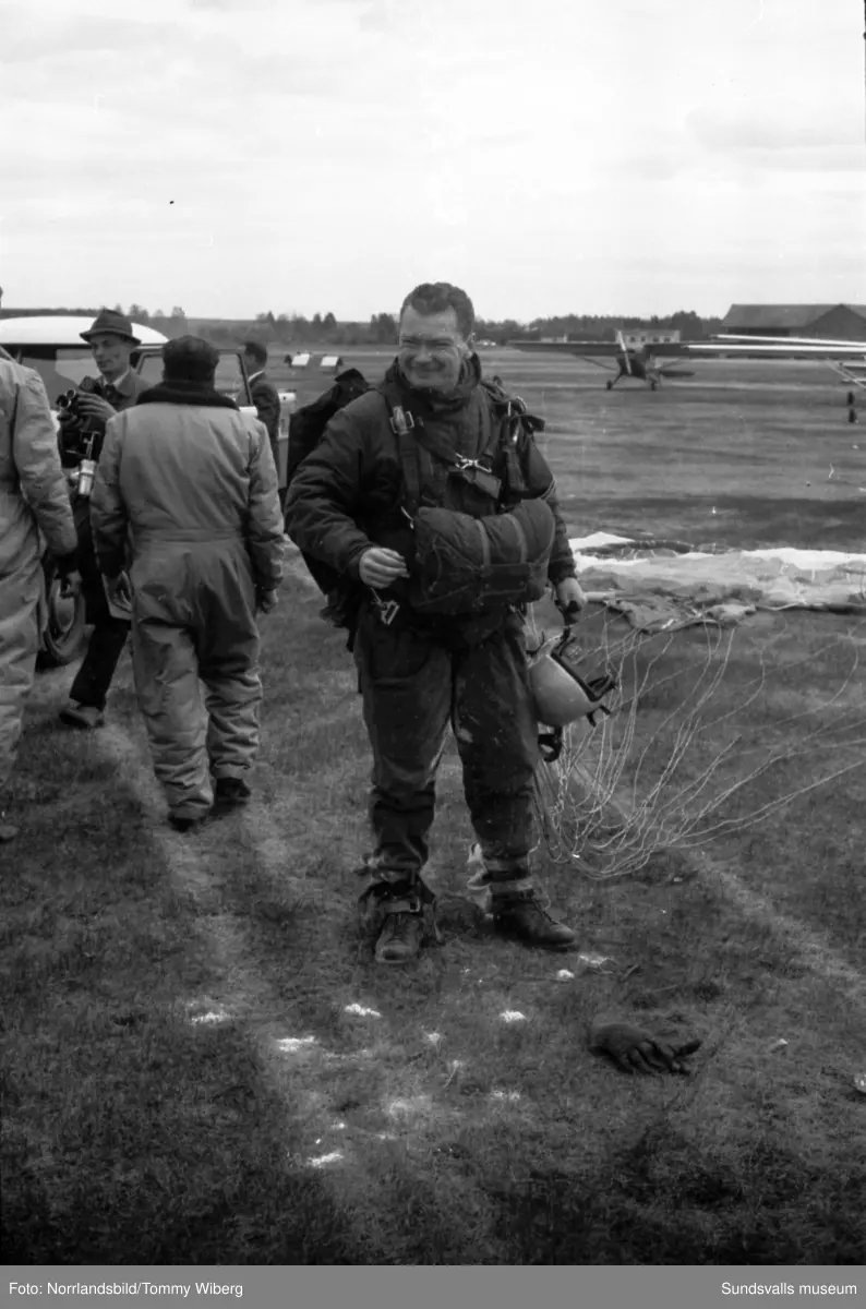 Full aktivitet på Midlandas flygdag. Bland annat publikbilder, raketuppskjutning (!), flyguppvisning, fallskärmshopp och polisryttare.  Här syns också den nybyggda terminalbyggnaden.
