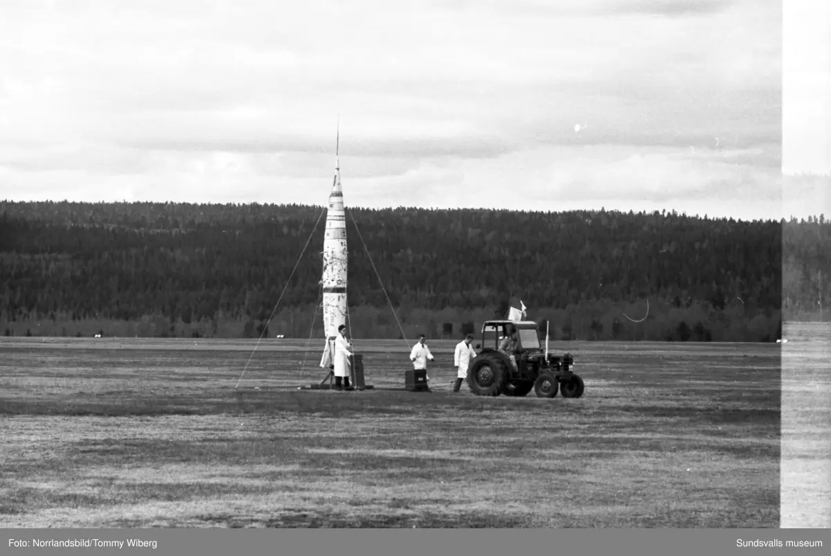 Full aktivitet på Midlandas flygdag. Bland annat publikbilder, raketuppskjutning (!), flyguppvisning, fallskärmshopp och polisryttare.  Här syns också den nybyggda terminalbyggnaden.