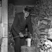 90-årig man hugger vid år 1960.