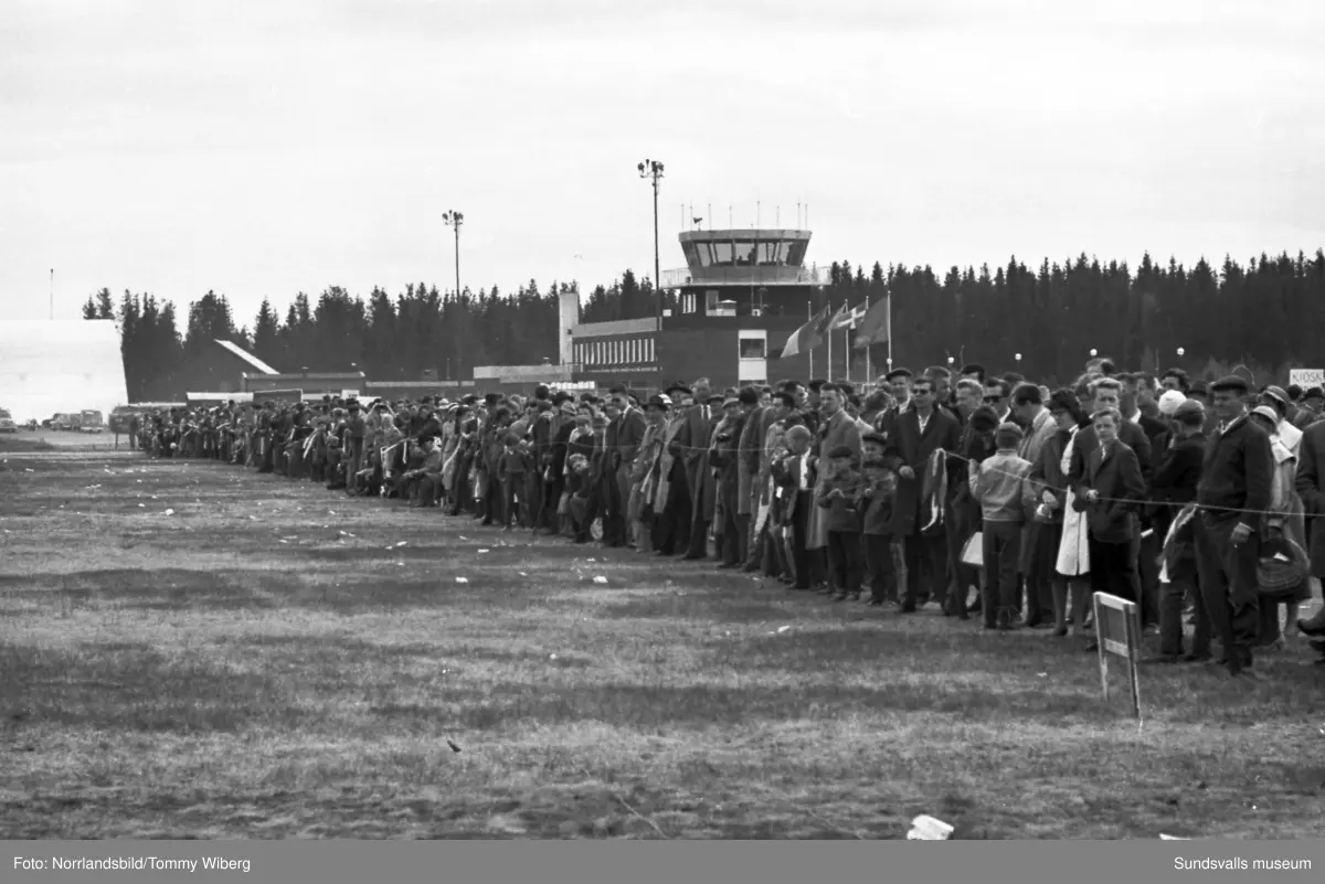 Full aktivitet på Midlandas flygdag. Bland annat publikbilder, raketuppskjutning (!), flyguppvisning, fallskärmshopp och polisryttare.  Här syns också den nybyggda terminalbyggnaden.