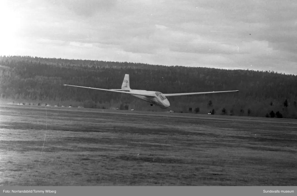 Full aktivitet på Midlandas flygdag. Bland annat publikbilder, raketuppskjutning (!), flyguppvisning, fallskärmshopp och polisryttare.  Här syns också den nybyggda terminalbyggnaden.