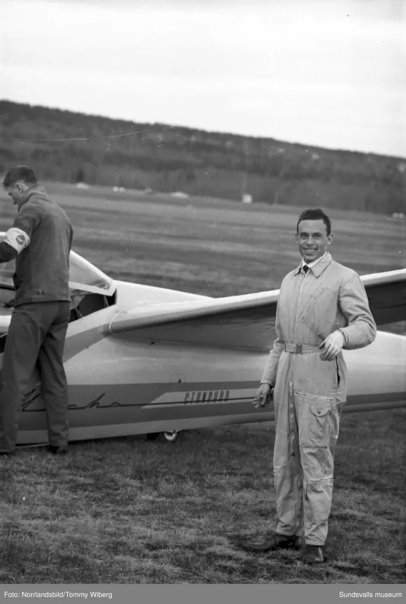Full aktivitet på Midlandas flygdag. Bland annat publikbilder, raketuppskjutning (!), flyguppvisning, fallskärmshopp och polisryttare.  Här syns också den nybyggda terminalbyggnaden.