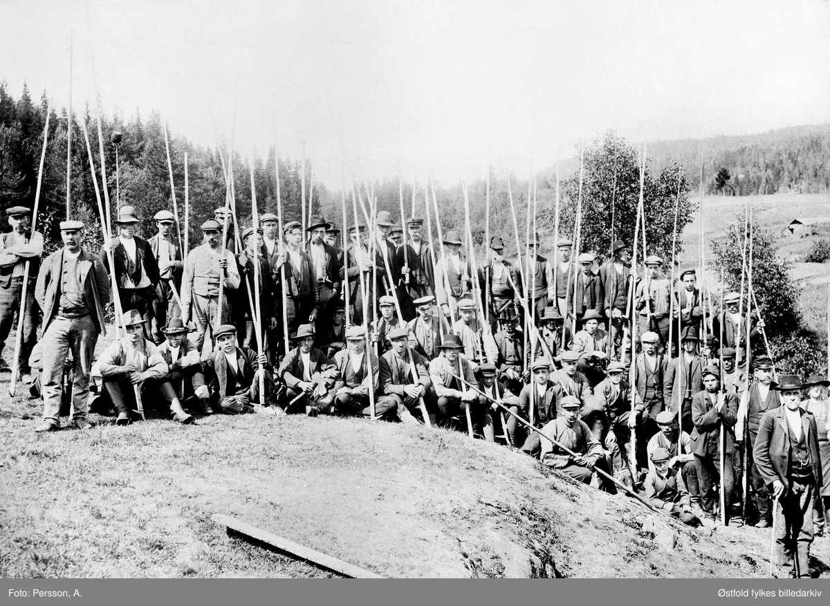 Fløterlag fra Langbekk og Skårsjøen, etter fløyten, fotografert på  Øst-Tukken antakelig 1909.