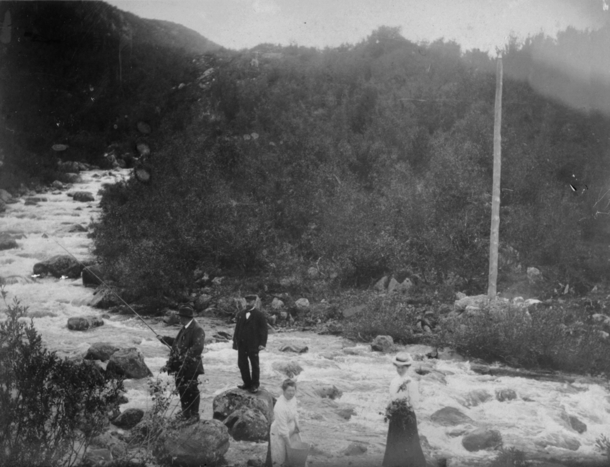 Sportsfiskere i Tårnelva 13. august 1907