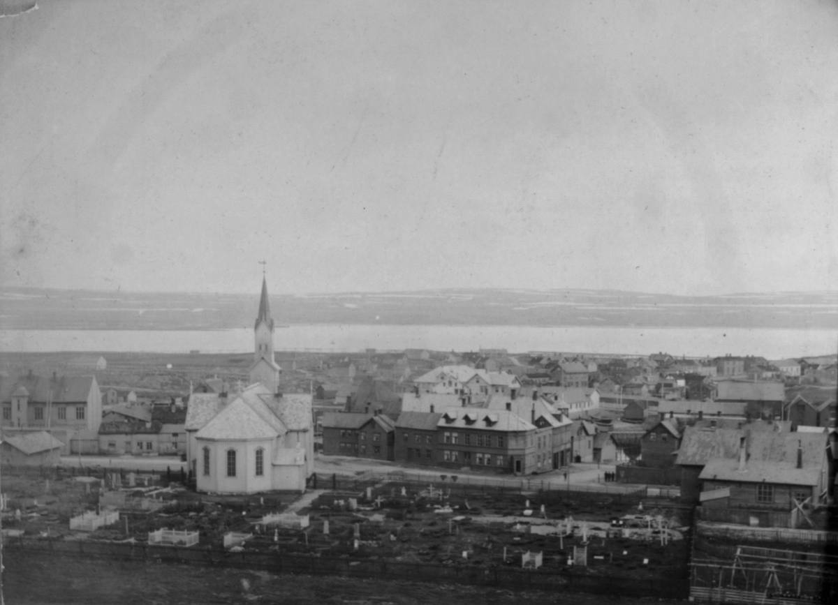 Vardø kirke fotografert fra baksiden ned mot byen