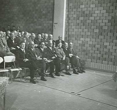 Mekanisk og elektrisk utstyr, 578-5.tif
Nummer 2 fra venstre på første rad er trolig anleggsleder Kåre Ødegård.