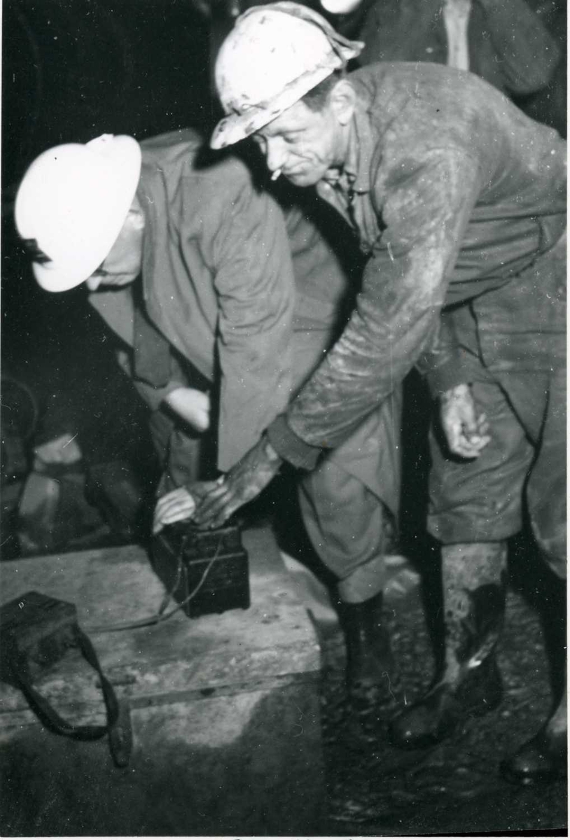 Avfyring gjennomslagssalve Leirli - Tveito (Ved byggeleder og tunnelbas).   27-11-58.tif
Personen til venstre er trolig anleggsleder /byggeleder / Overingeniør Kåre Ødegård.