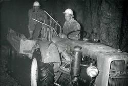 Vannkraftutbygging, traktor med hengar på veg ut or tunnelen