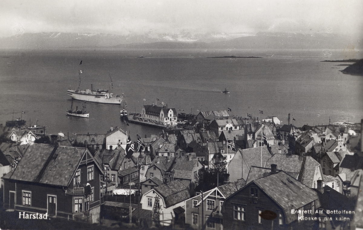 Bebyggelse i Harstad sentrum, med dampskipskaia og "Stella Polaris" i bakgrunnen.