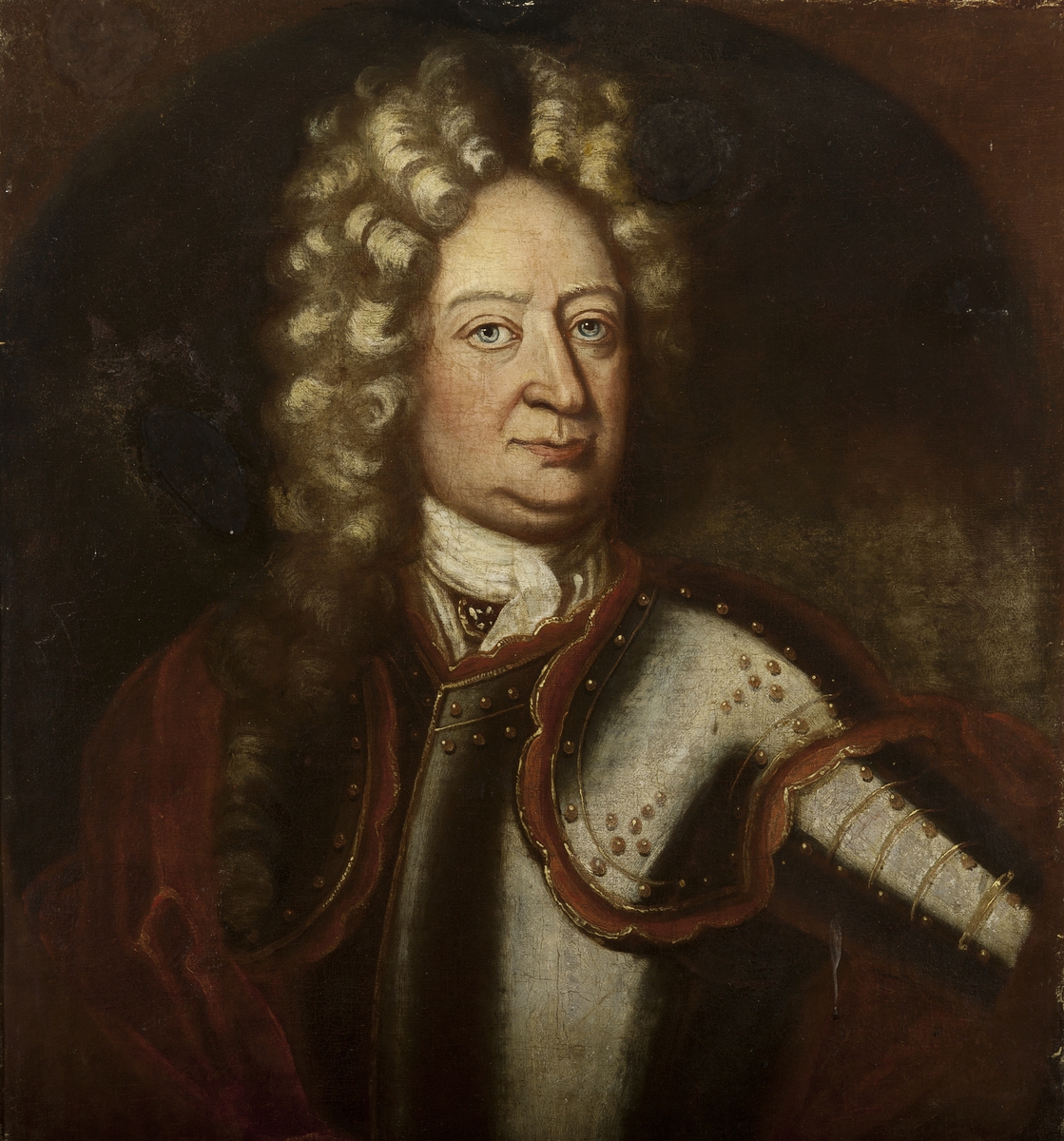 Mulig portrett av Panteeier og fogd Fredrik Knudsen Hammer.  Ca. 1700. Portrett, brystbilde, en face, overkropp vendt svakt mot venstre, hode vendt mot høyre og med blikket mot betrakter. Kledd i rustning, hvitt halstørkle. Stort krøllete hår (antagelig parykk). Rød fløyselskappe drapert over hans høyre skulder og over hans venstre arm.