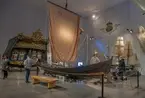 Vikingabåt TÄLJA lyfts in i Minneshallen på Sjöhistoriska inför höstlovet 2013