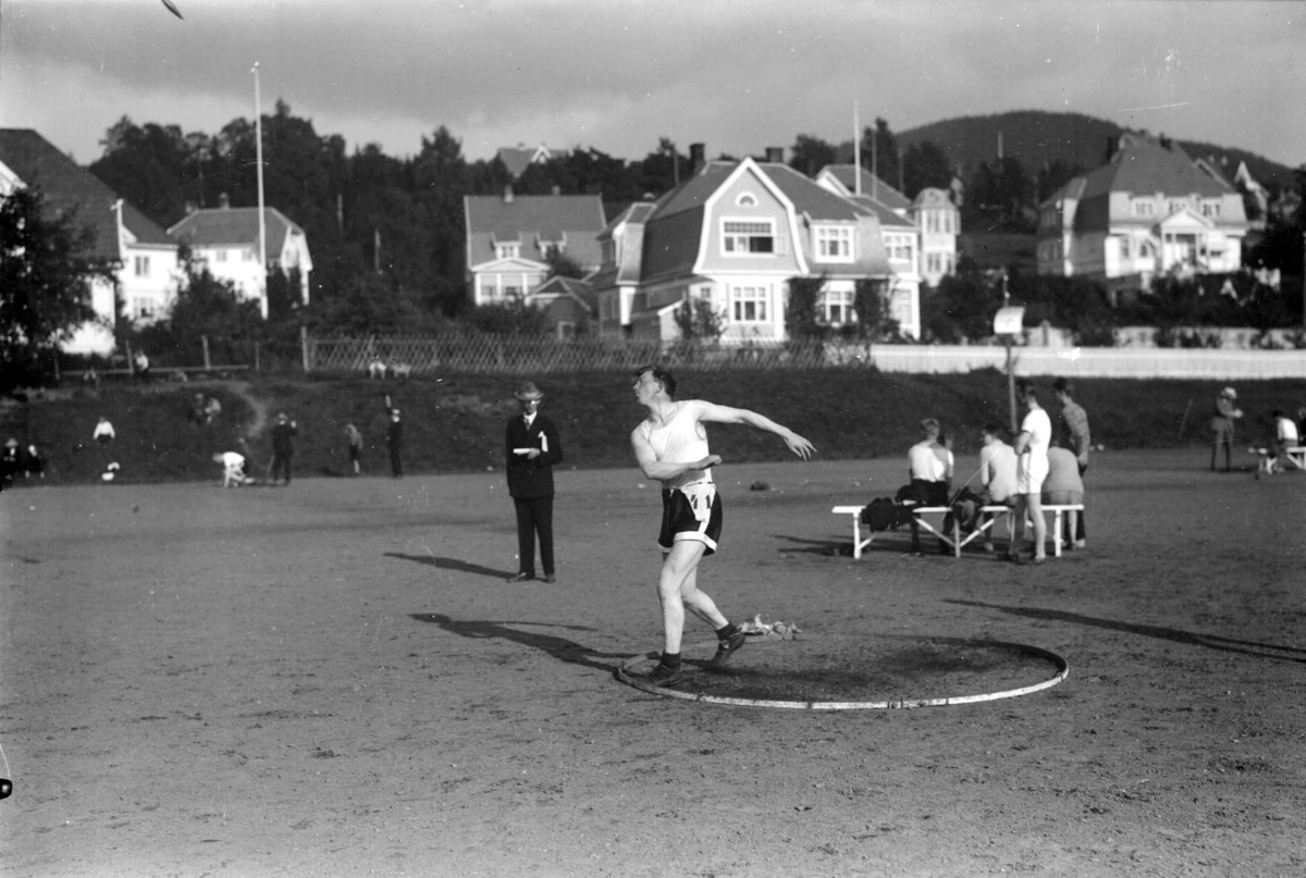 Pokalkonkurranse på Sportsplassen. Mjøsbyene og Elverum. Klumsten, Elverum i discos.