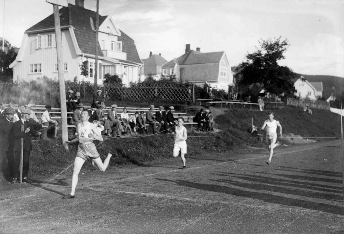 Pokalkonkurranse på Sportsplassen. Mjøsbyene og Elverum.
 400 m. løp.