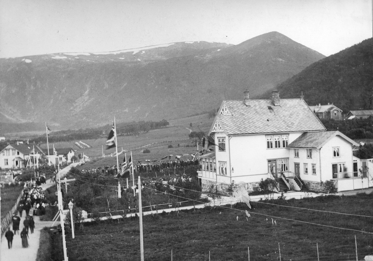 Kong Haakon VII besøker Stokmarknes i 1907. VDS representasjonsbolig ...