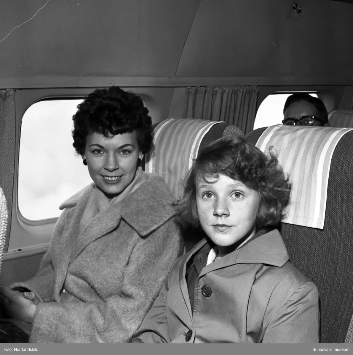 Bildserie som dokumenterar ett sällskap som gör en flygresa från Midlanda till Östersund.