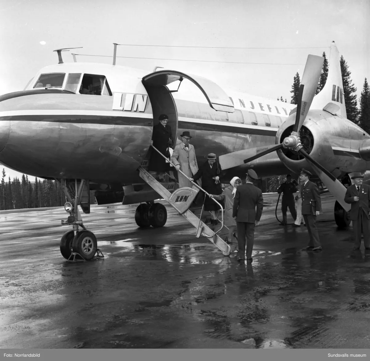 Bildserie som dokumenterar ett sällskap som gör en flygresa från Midlanda till Östersund.