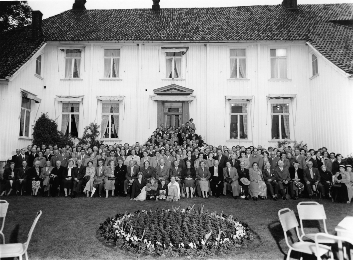 Fotoarkivet etter Gunnar Knudsen. Selskap på Borgestad gård. 
Antakelig fest for alle ansatte på Borgestad Fabrikker, i rederiet AS Borgestad og på Borgestad gård.