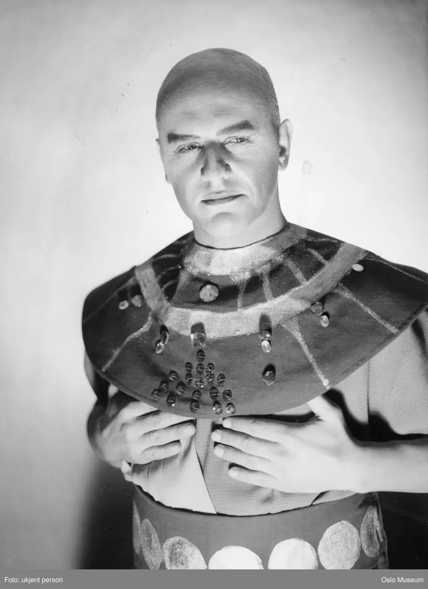 portrett, mann, operasanger, rollebilde, Ramfis i "Aida", halvfigur