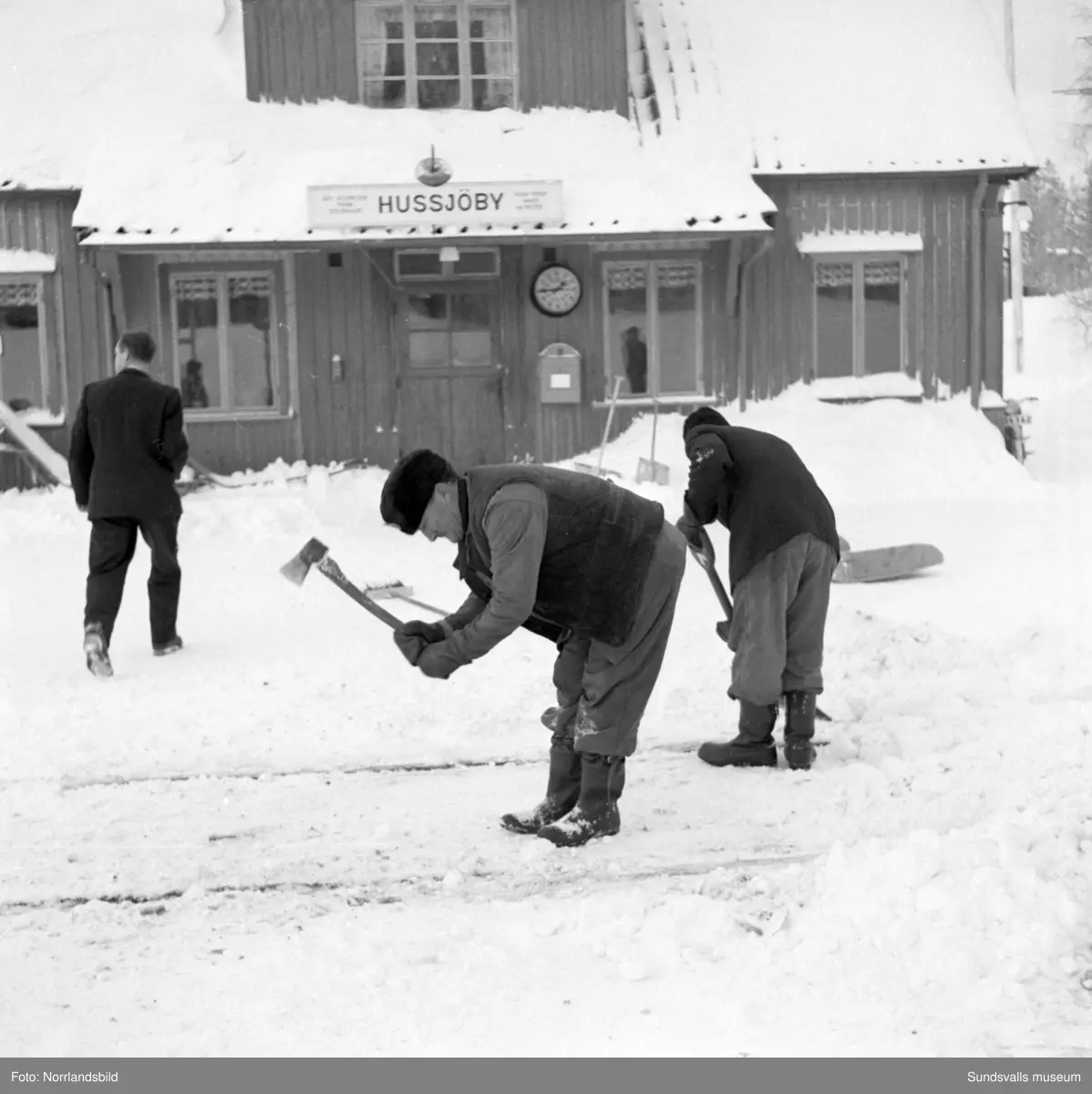 Snöröjning på järnvägsstationerna i Söråker och Hussjöby.