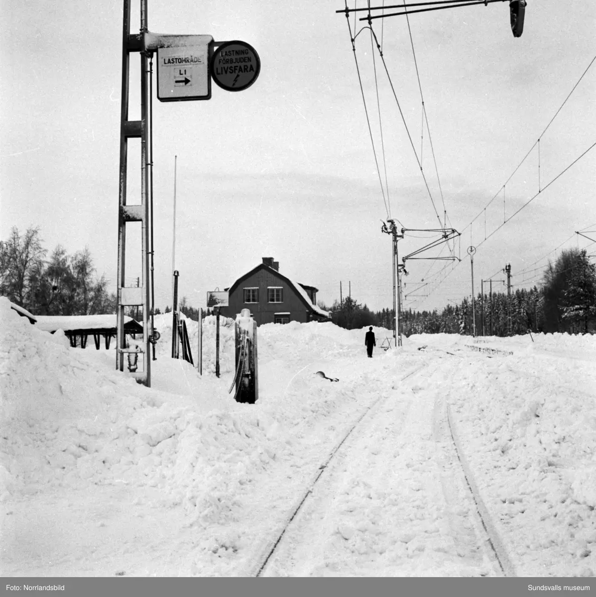 Snöröjning på järnvägsstationerna i Söråker och Hussjöby.