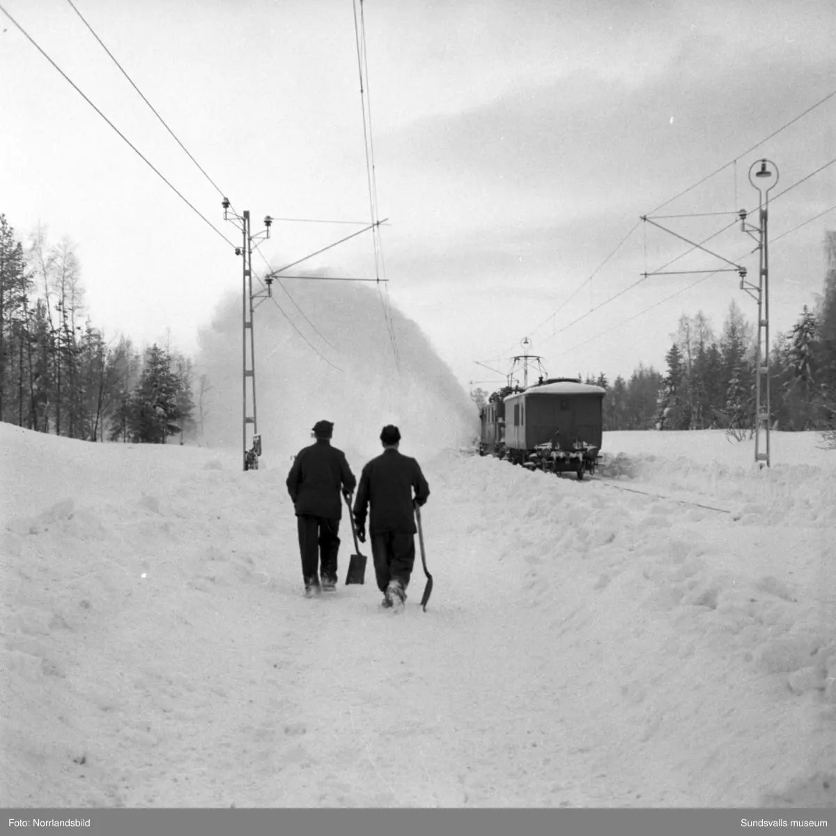 Snöröjning på järnvägsstationerna i Söråker och Hussjöby.