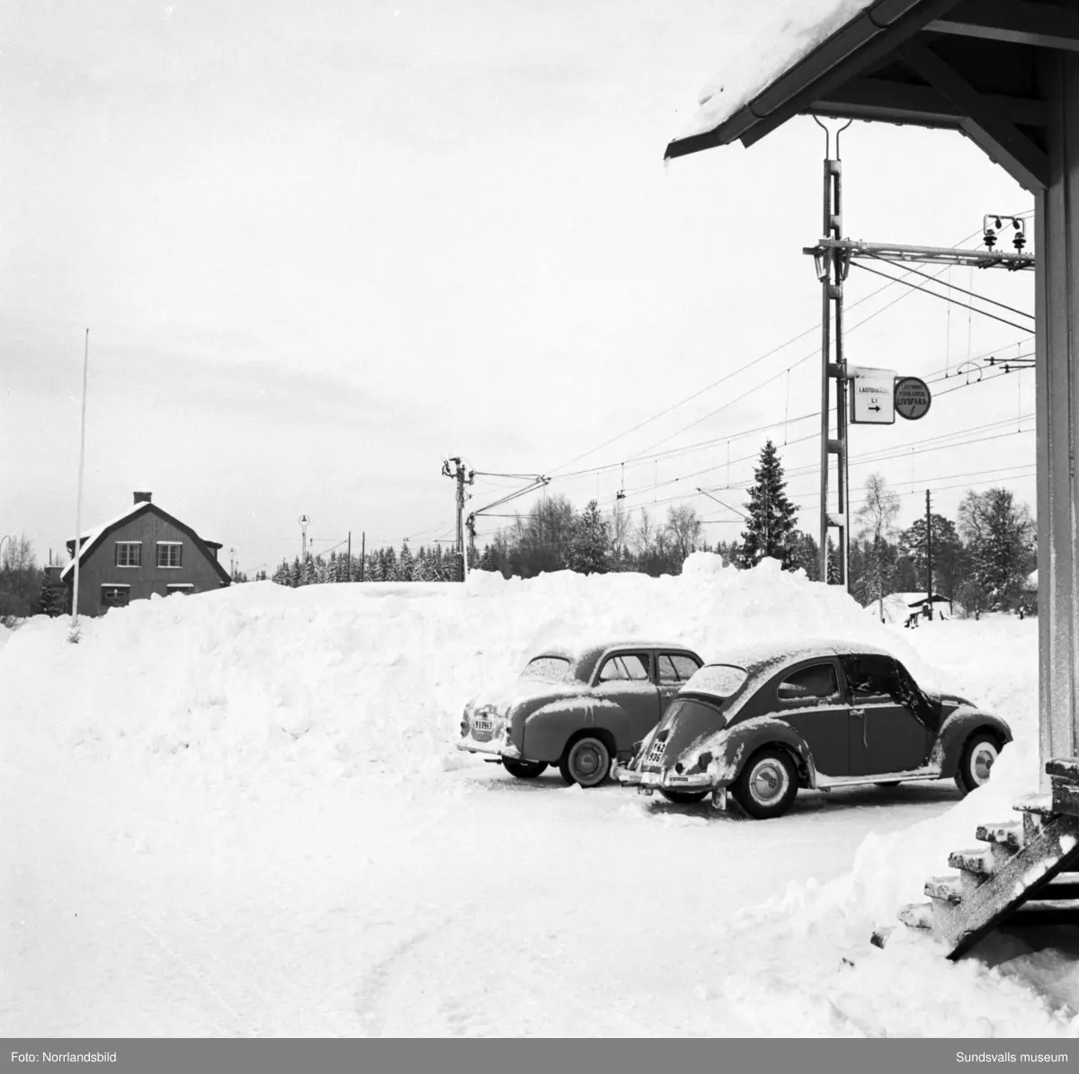 Snöröjning på järnvägsstationerna i Söråker och Hussjöby.