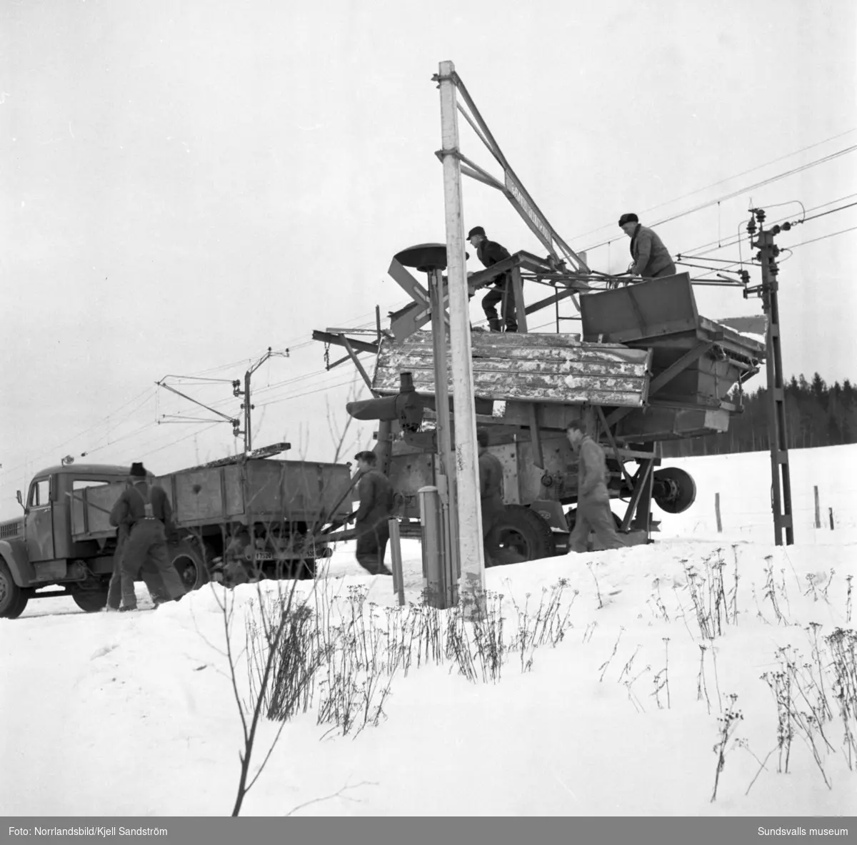 Ett sorteringsverk har fastnat under skylten "Livsfarlig ledning" vid järnvägsövergången i Töva, gamla Riks-14.