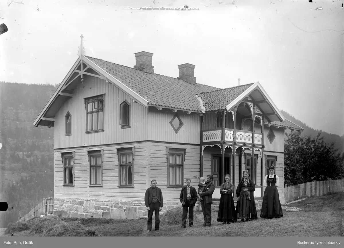 Det er gården Nisi Tinnoset.
På bildet fra vestre: Gunleik T. Nisi,  Torstein G Nisi, Ola Kopsland med Hølje Nisi på armen. Aslaug Nisi , Bergit leifsd. Nisi f. Jore. det. Hun var søster til  Anne Leifsdatter Jore som ble gift Kvile., Anne Hove f. Nisi.
Tinnoset Telemark 1898
