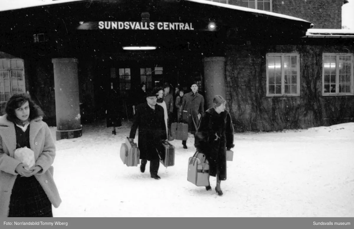 Trängsel i vänthallen och på perrongen vid Sundsvalls centralstation i jultrafiken.