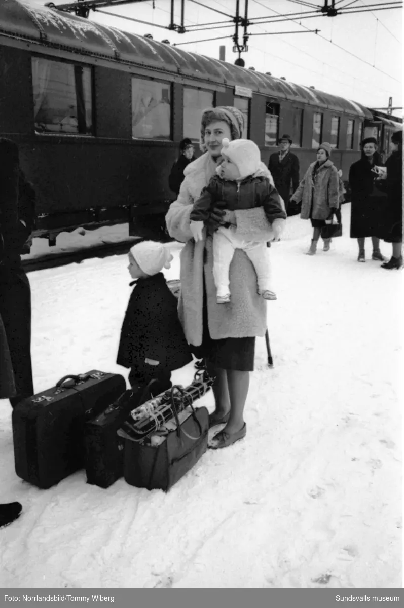 Trängsel i vänthallen och på perrongen vid Sundsvalls centralstation i jultrafiken.