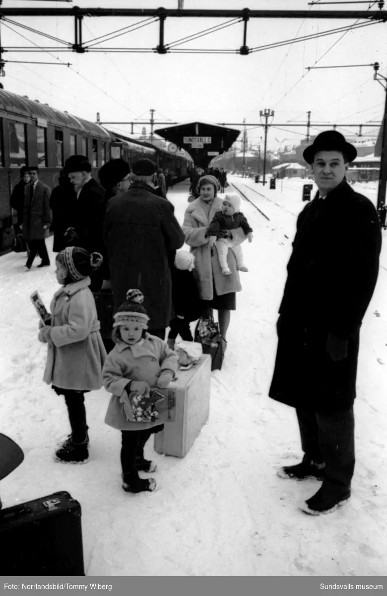 Trängsel i vänthallen och på perrongen vid Sundsvalls centralstation i jultrafiken.