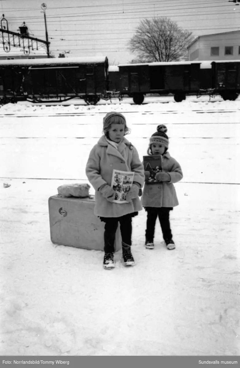 Trängsel i vänthallen och på perrongen vid Sundsvalls centralstation i jultrafiken.