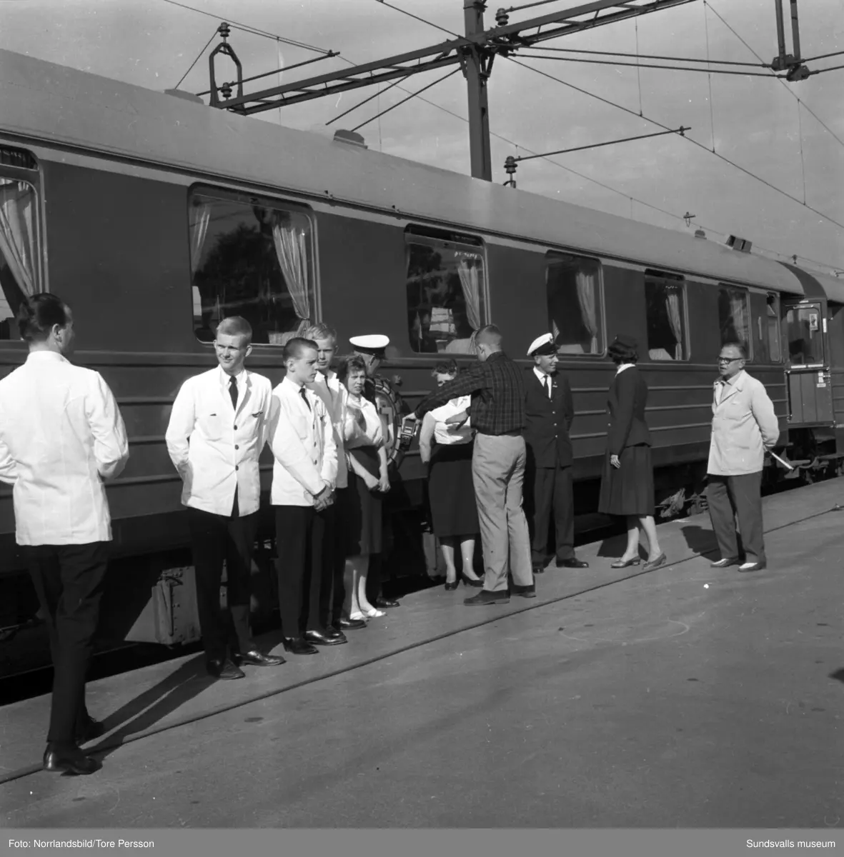 Första dollartåget till Sundsvall. Dollartåget var den vardagliga svenska benämningen på ett kryssningståg i regi av SJ, som under 1950- och 1960-talet befordrade främst utländska turister från Stockholm till norra Sverige.