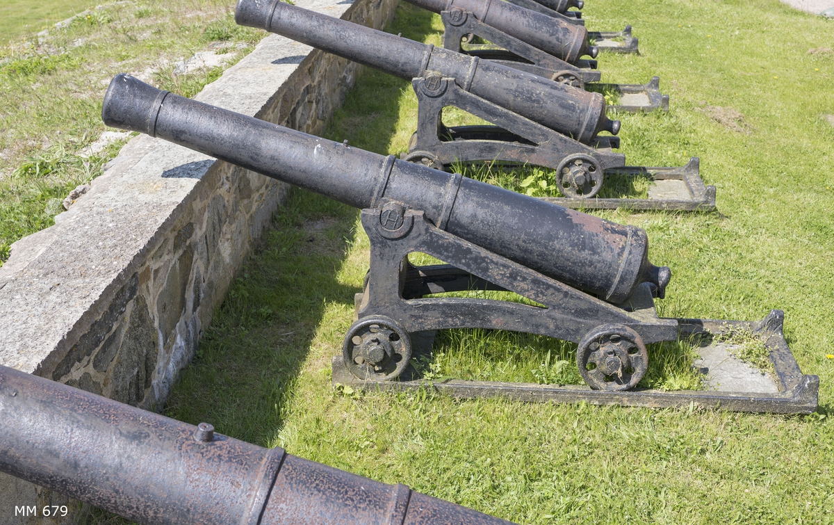 6 pundig slätborrad framladdningskanon M/Ashling, av 310 kulors vikt, med lavett och kursör, av järn. Kanonens gjut. nr 121. Vikt = 935 kg. Märkt å ena tappen "H" och å den andra "86". Kanonen gjuten vid Hällefors bruk år 1785. Tillkom på museet år 1926. Uppställd å Kungshall.