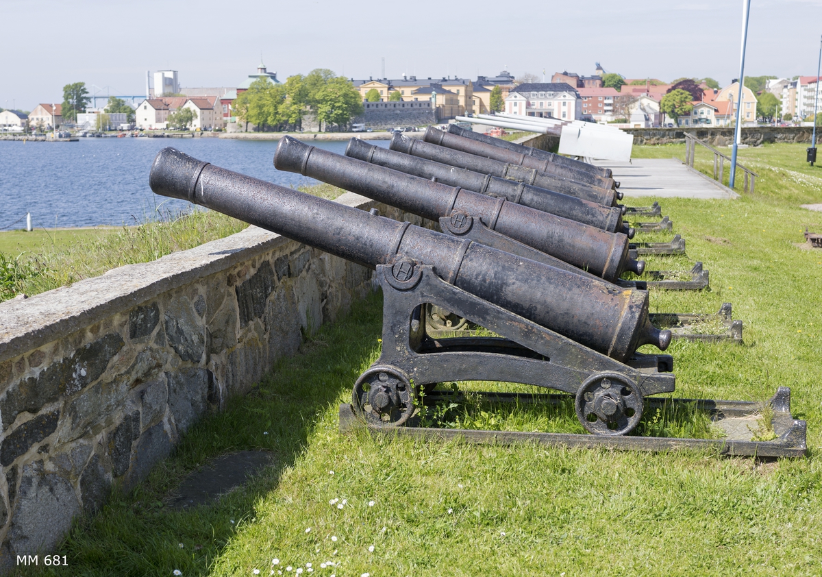 6 pundig slätborrad framladdningskanon M/Ashling, av 310 kulors vikt, med lavett, L = 2050 mm B = 830 mm H = 1000 mm och kursör, av järn. Kanonens gjut. nr 123. Märkt å ena tappen "H" och å den andra "86".