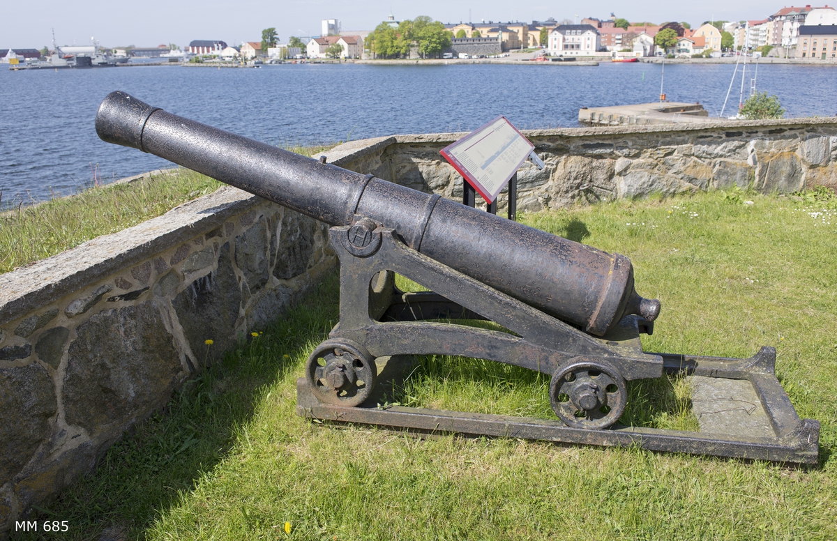 6 pundig slätborrad framladdningskanon M/Ashling, av 310 kulors vikt, med lavett, L = 2050 mm B = 830 mm H = 1000 mm och kursör, av järn. Kanonens gjut. nr 111. Märkt å ena tappen "H" och å den andra "86".
