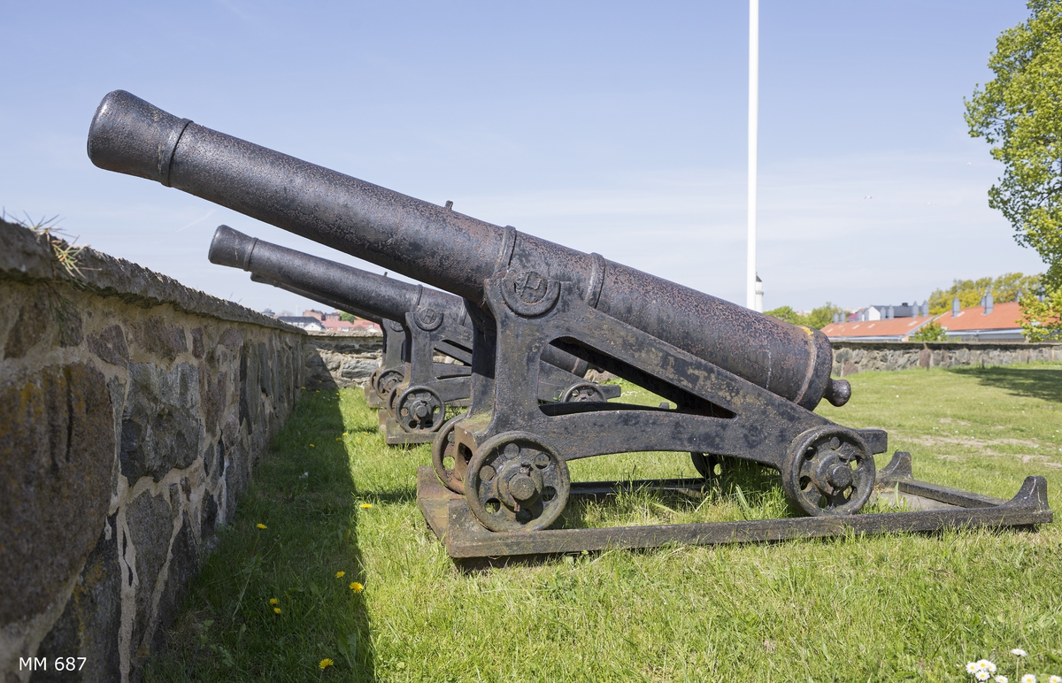 6 pundig slätborrad framladdningskanon M/Ashling, av 310 kulors vikt, med lavett, L = 2050 mm B = 830 mm H = 1000 mm och kursör, av järn. Kanonens gjut. nr 56. Märkt å ena tappen "H" och å den andra "86".