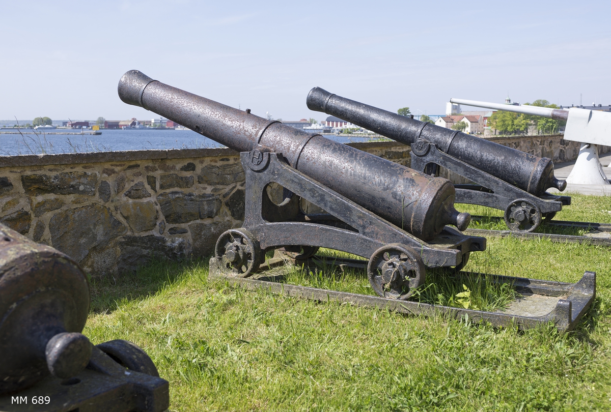 6 pundig slätborrad framladdningskanon M/Ashling, av 310 kulors vikt, med lavett, L = 2050 mm B = 830 mm H = 1000 mm och kursör, av järn. Kanonens gjut. nr 137. Märkt å ena tappen "H" och å den andra "87".