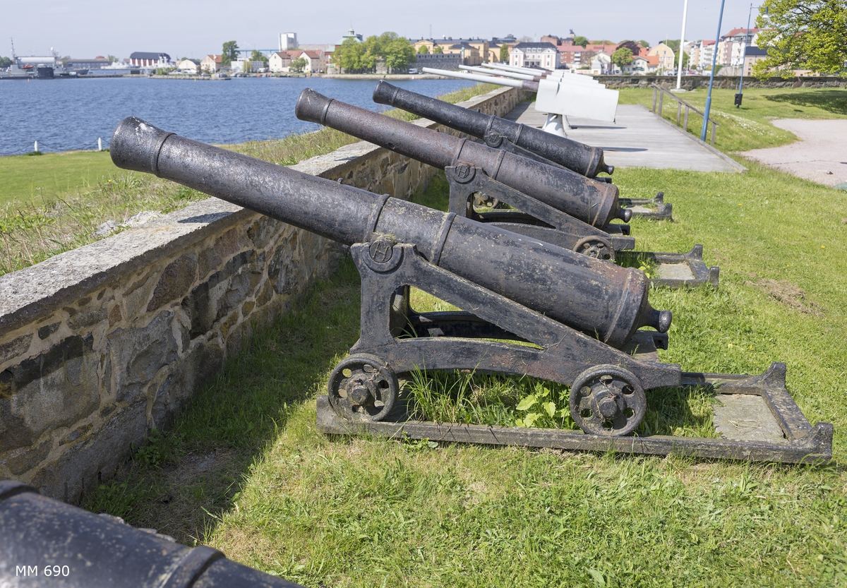 6 pundig slätborrad framladdningskanon M/Ashling, av 310 kulors vikt, med lavett, L = 2050 mm B = 830 mm H = 1000 mm och kursör, av järn. Kanonens gjut. nr 136. Märkt å ena tappen "H" och å den andra "87".